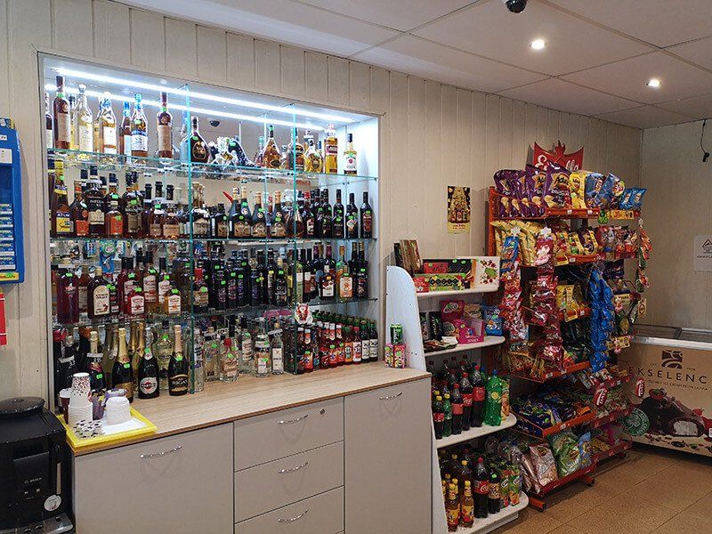 Degvielas uzpildes stacija un veikals