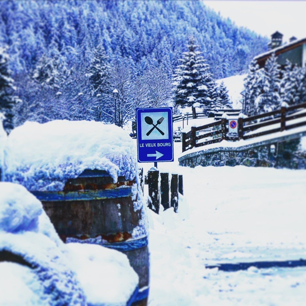 locale tra le montagne