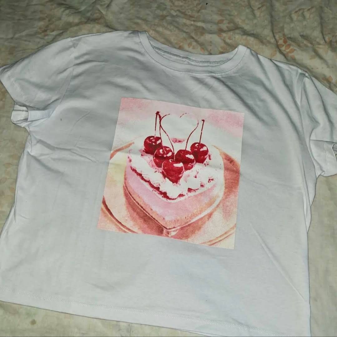 Remera manga corta blanca con imagen de cerezas como estampado