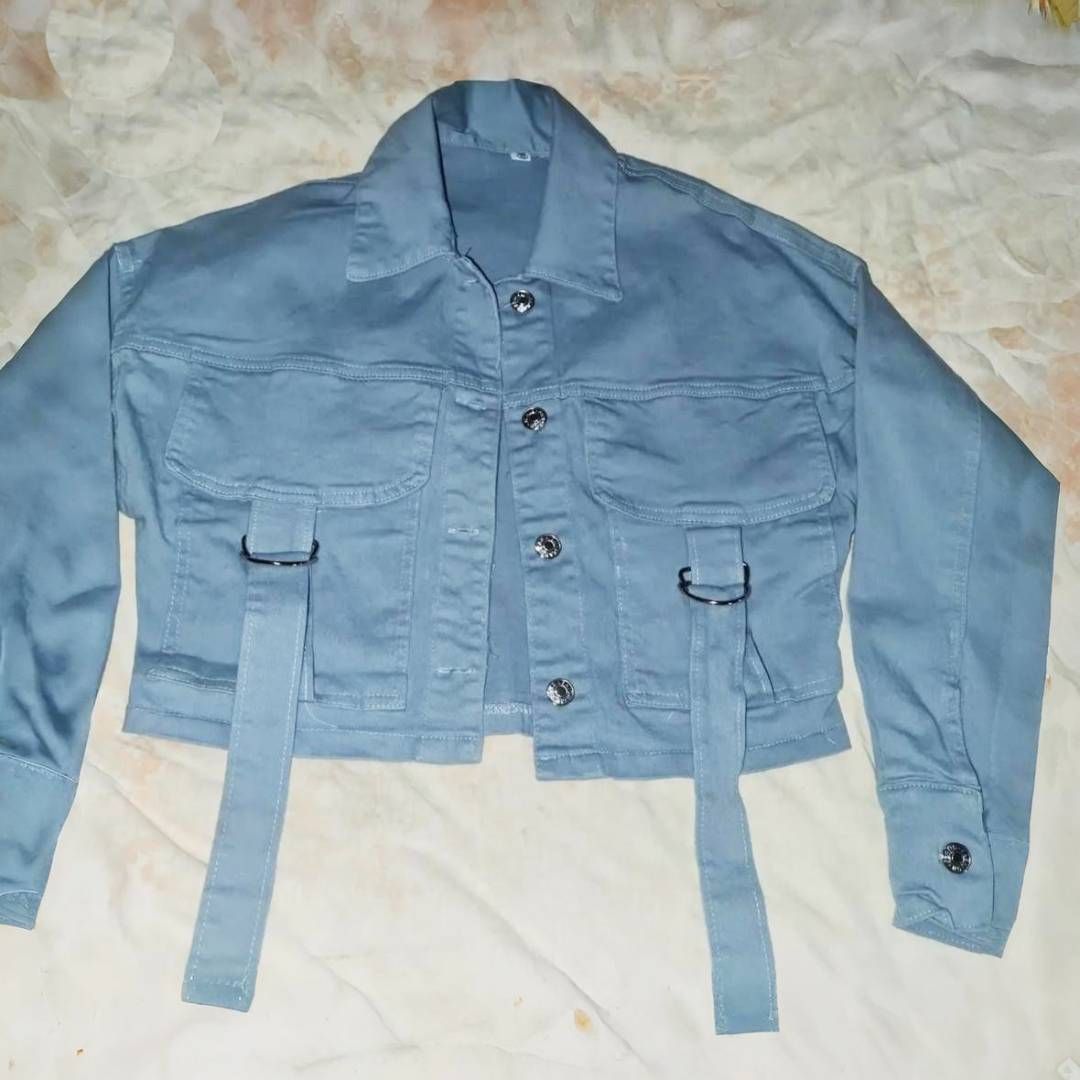 Campera celeste en fondo de tela