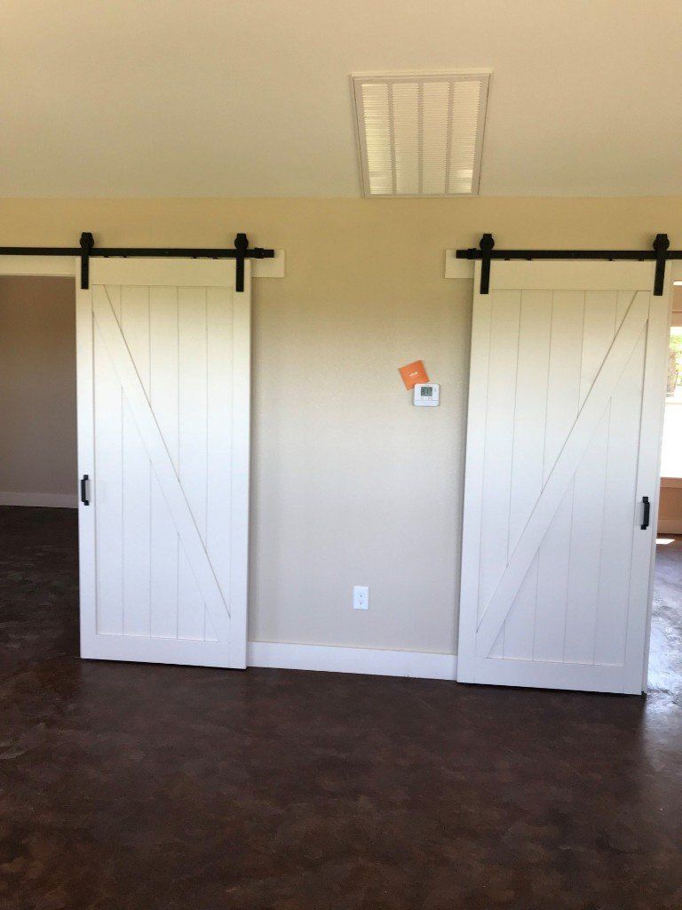 A room with two sliding barn doors in it