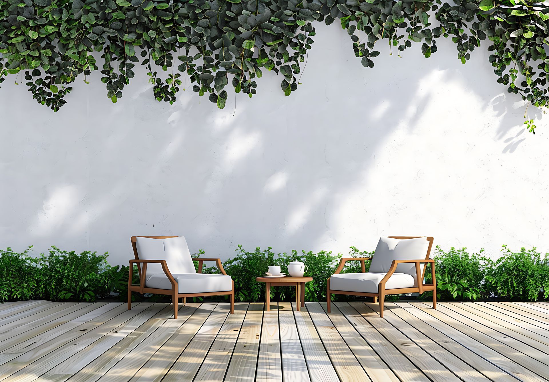 Il y a deux chaises et une table sur le pont.