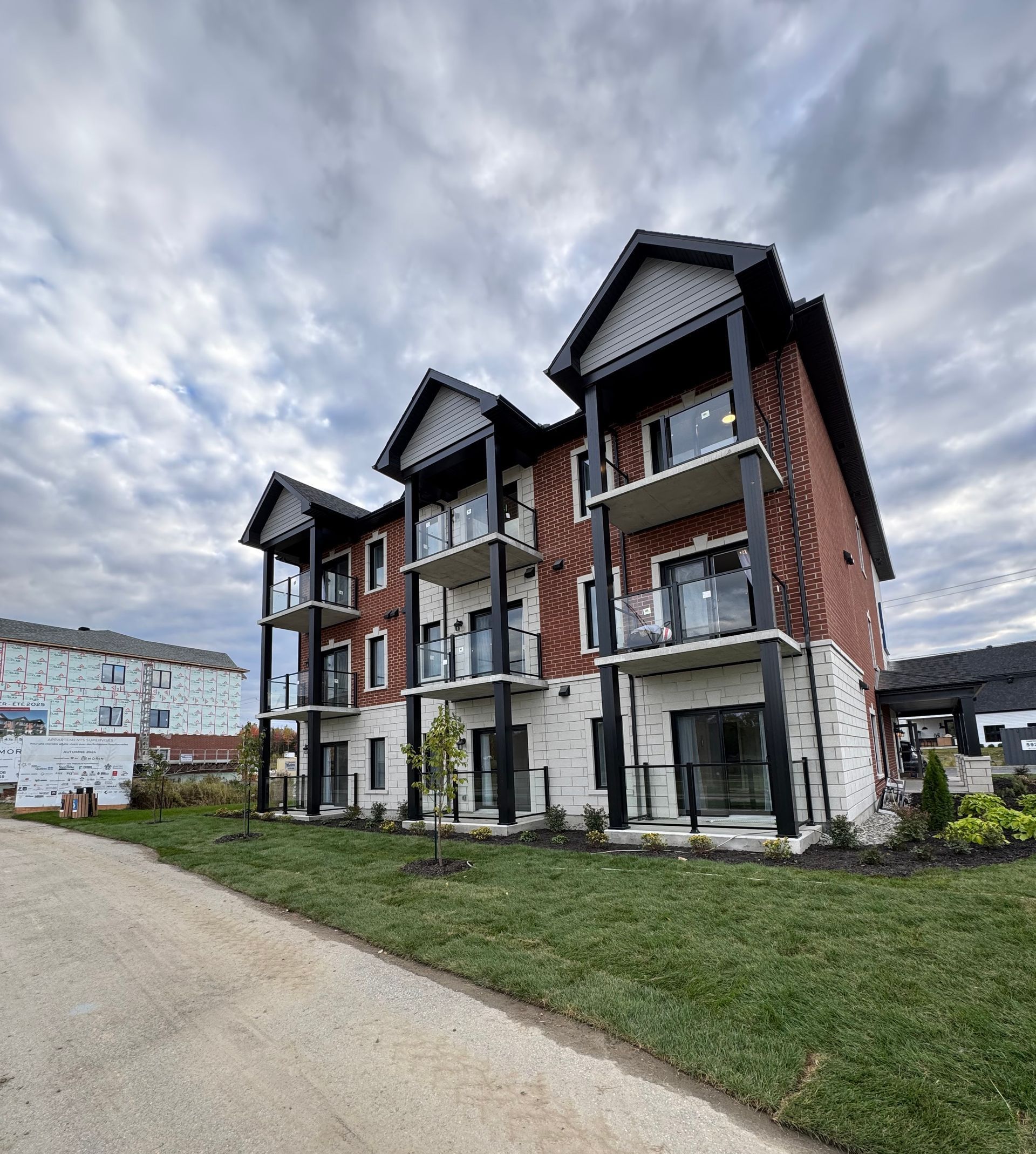 Un grand immeuble d'appartements avec beaucoup de fenêtres et de balcons.