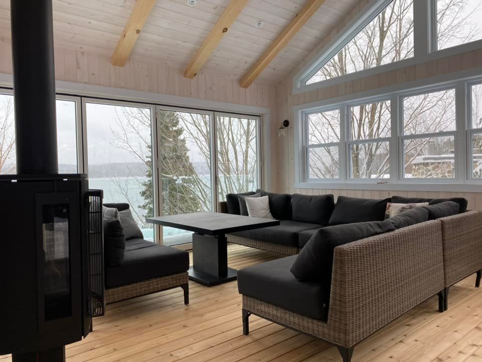 Un salon avec beaucoup de meubles et une cheminée.