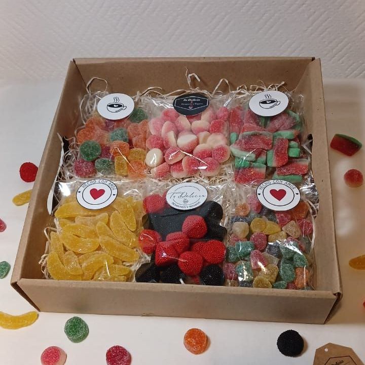 Una caja llena de muchos tipos diferentes de dulces.