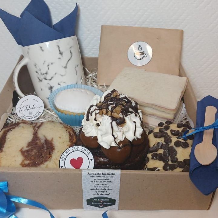 Una caja de cartón llena de una variedad de alimentos y bebidas.