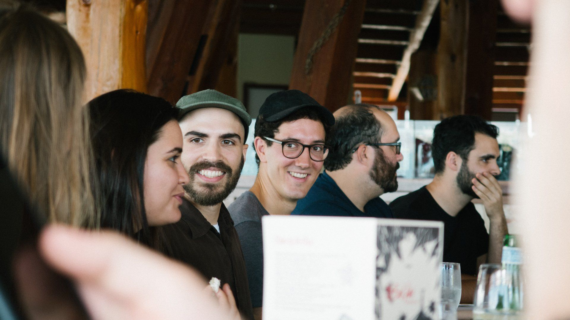 A group of people are sitting at a table in a restaurant.