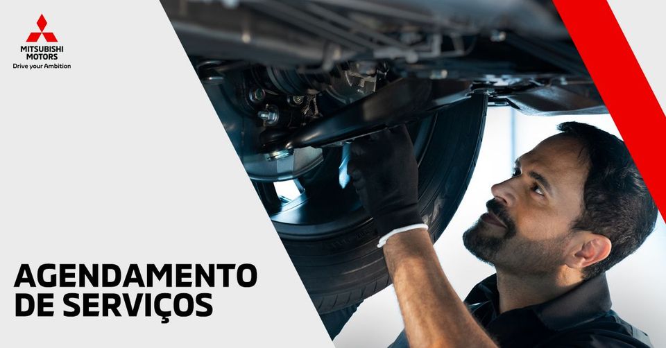 Detalhe da roda de um carro Mitsubishi com o logotipo da marca ao centro.