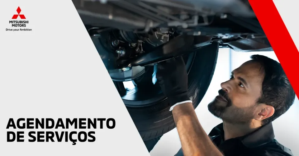 Detalhe da roda de um carro Mitsubishi com o logotipo da marca ao centro.