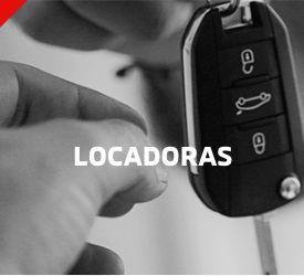 Mão segurando uma chave de carro, texto 