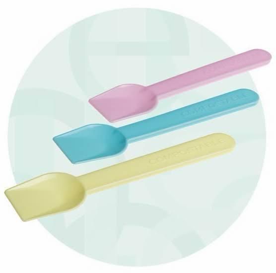 Tre spatole color pastello su uno sfondo circolare tenue