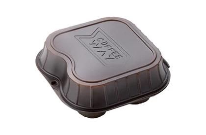 Alloggiamento del filtro dell'aria per autoveicoli in plastica nera, di forma rettangolare arrotondata e con logo in rilievo sulla parte superiore.