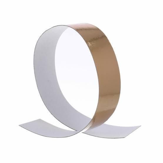 Nastro metallico annodato in argento e oro, che forma una lettera Q stilizzata su sfondo bianco.