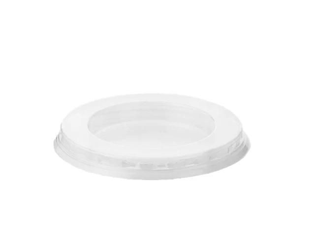 Coperchio di plastica bianca per bicchiere con apertura centrale, isolato su sfondo neutro.