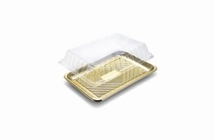 Cestino per il pane in filo d'oro con rivestimento interno in tessuto bianco piegato su sfondo bianco.