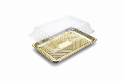 Vassoio per alimenti in plastica trasparente con base color oro su sfondo bianco.