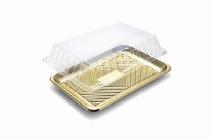 Coperchio in plastica trasparente sopra un vassoio rettangolare dorato per alimenti con base in plastica trasparente