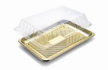 Teglia da forno in alluminio ricoperta di plastica con cibo arrostito e coperchio trasparente parzialmente aperto