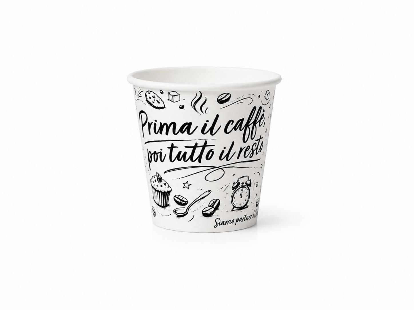 Tazza bianca con la faccia in bianco e nero di un personaggio dei cartoni animati e del testo.