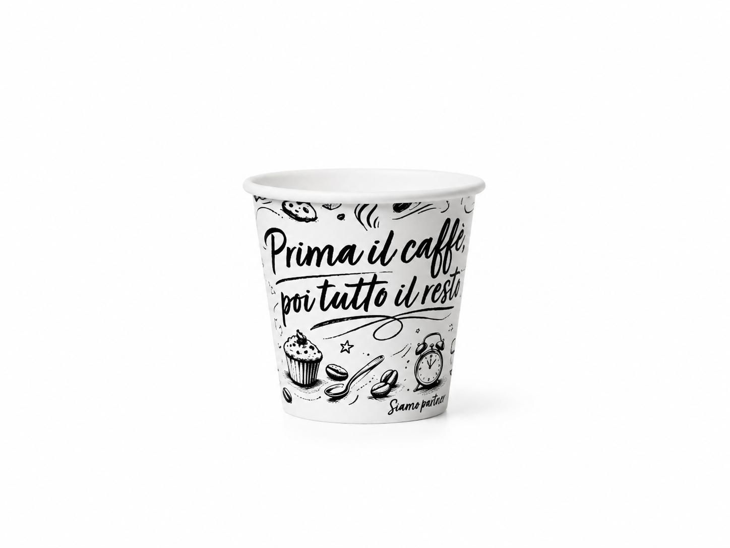 Piccolo bicchiere di carta bianco con scritta nera in stile graffiti su sfondo bianco.