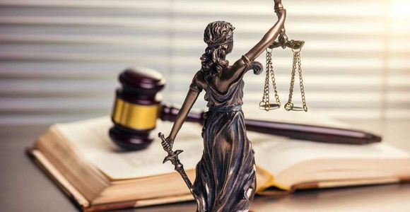Studio legale con simbolo della giustizia e bilancia