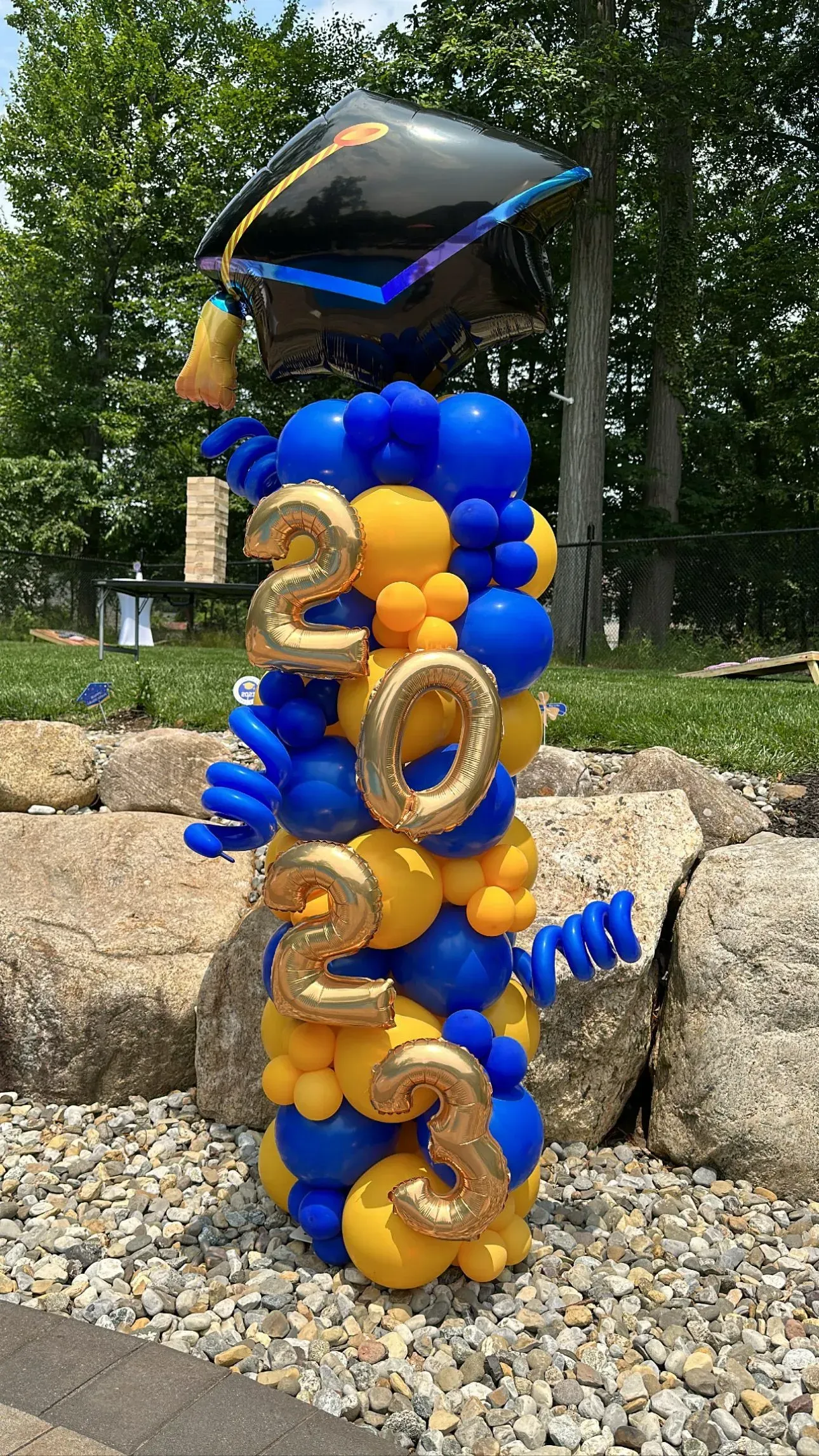 Balloon column for a 2023 graduation. Blue and yellow balloons with gold