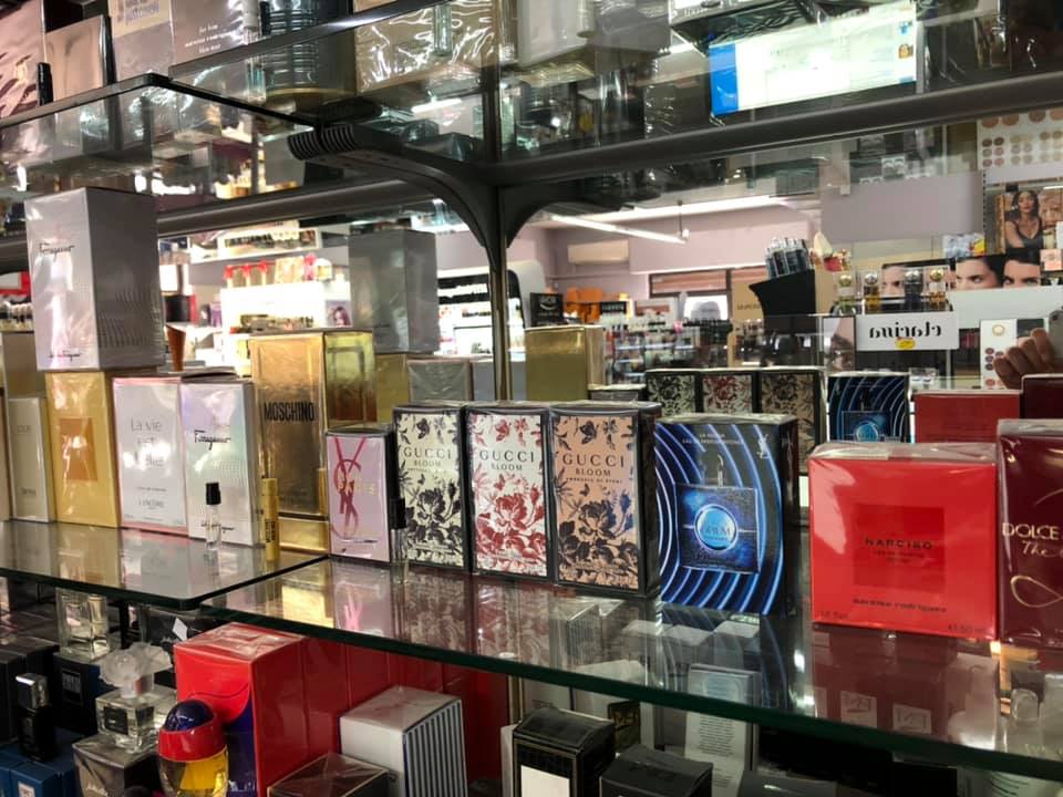 vetrina profumi di marca
