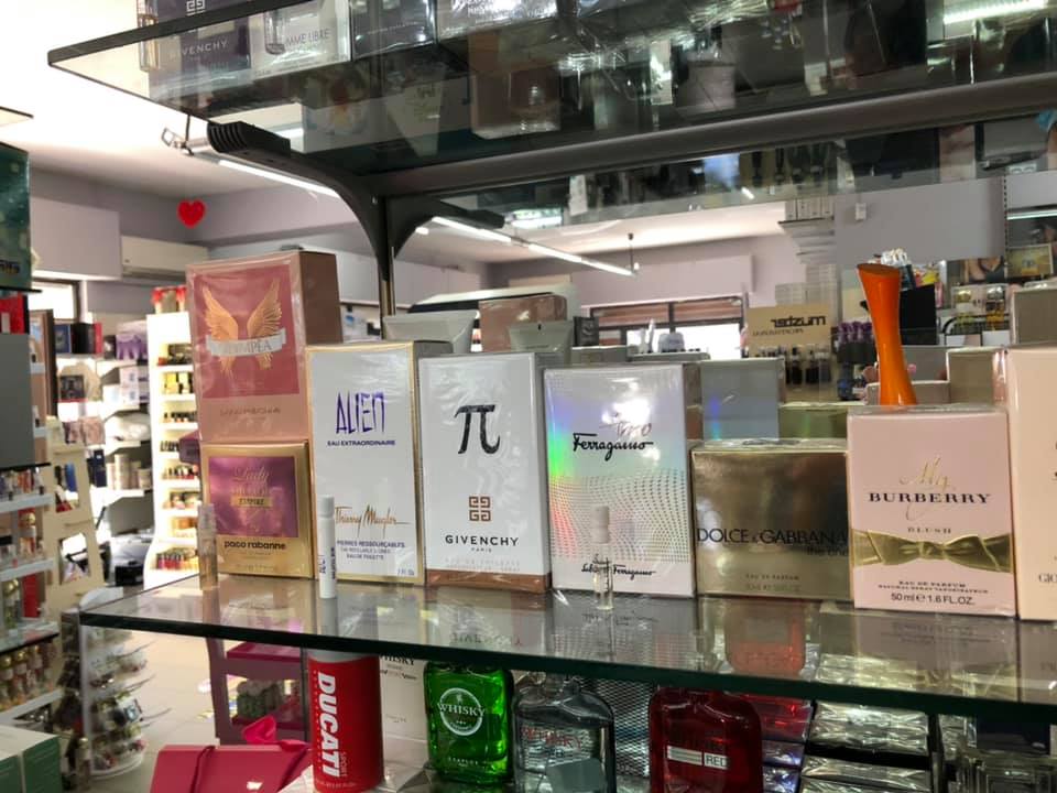 vetrina profumi di marca
