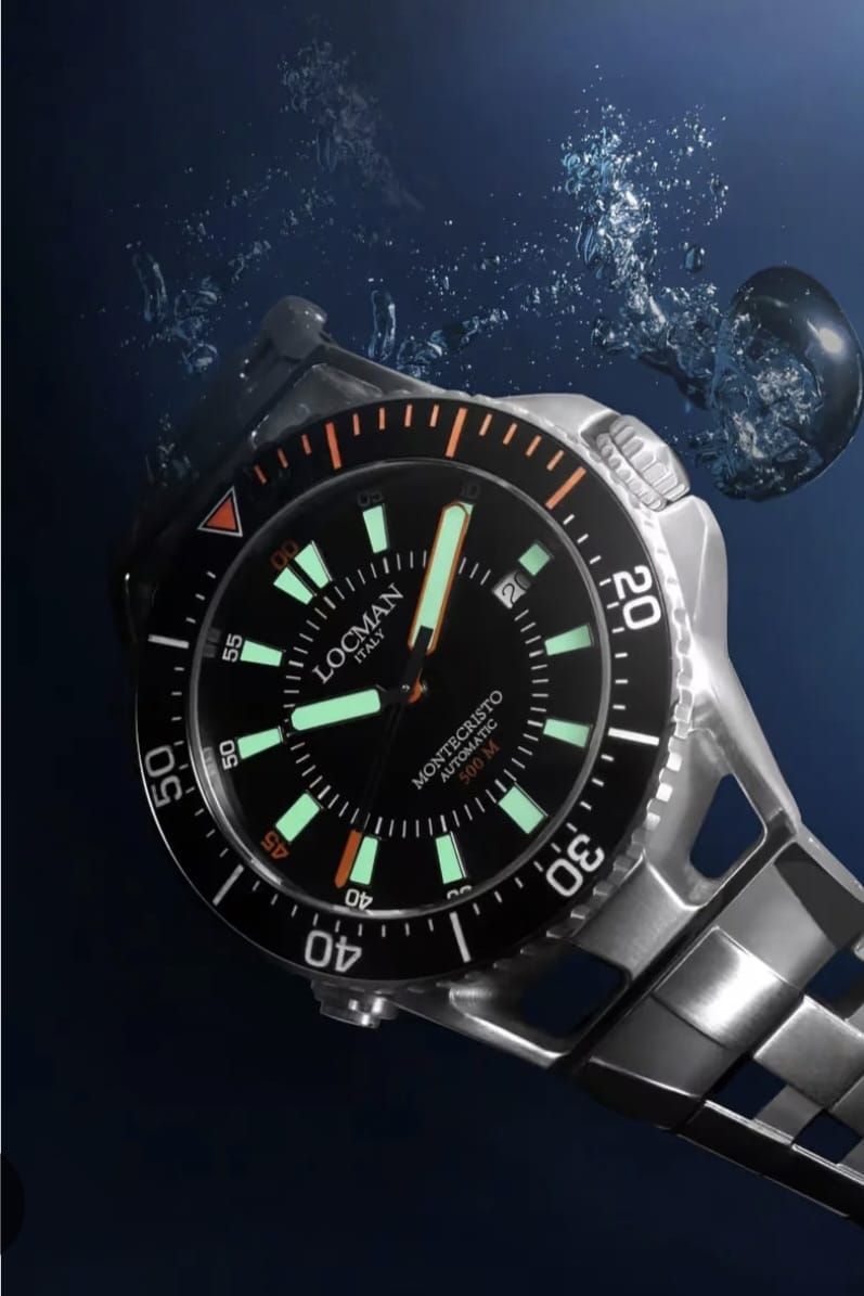 Orologio luminoso subacqueo con bolla, quadrante nero, cinturino in acciaio e lunetta girevole.