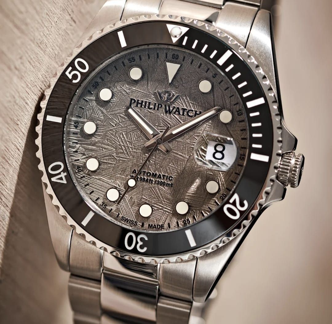 Orologio Philip Watch in argento con lunetta nera e quadrante decorato.