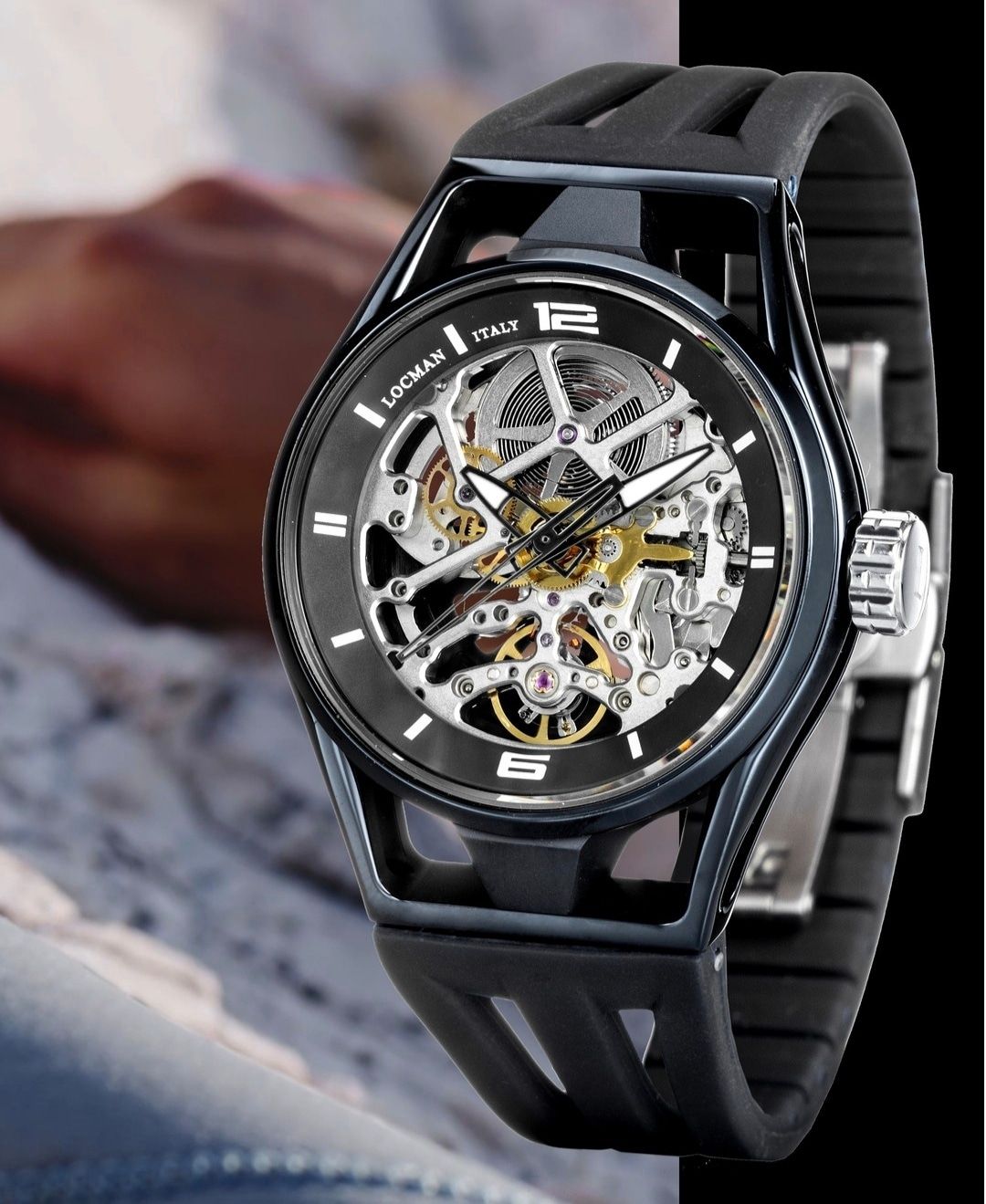 Orologio scheletrato nero con cinturino in gomma nera.