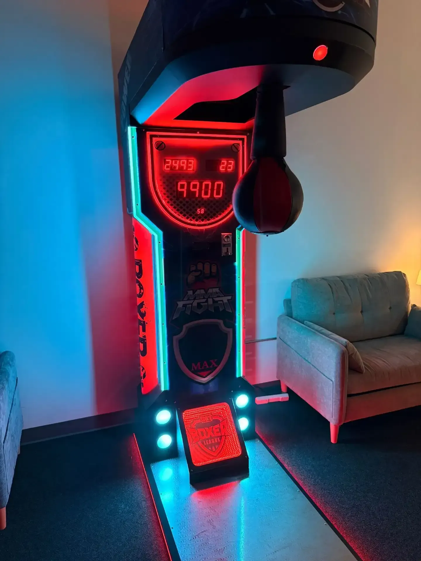 Arcade boxing punching machine with score display