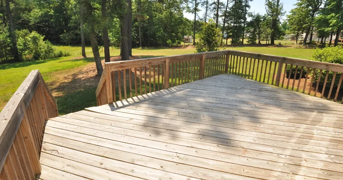 Spacious wooden patio showing clean and classic deck handrail ideas for homes