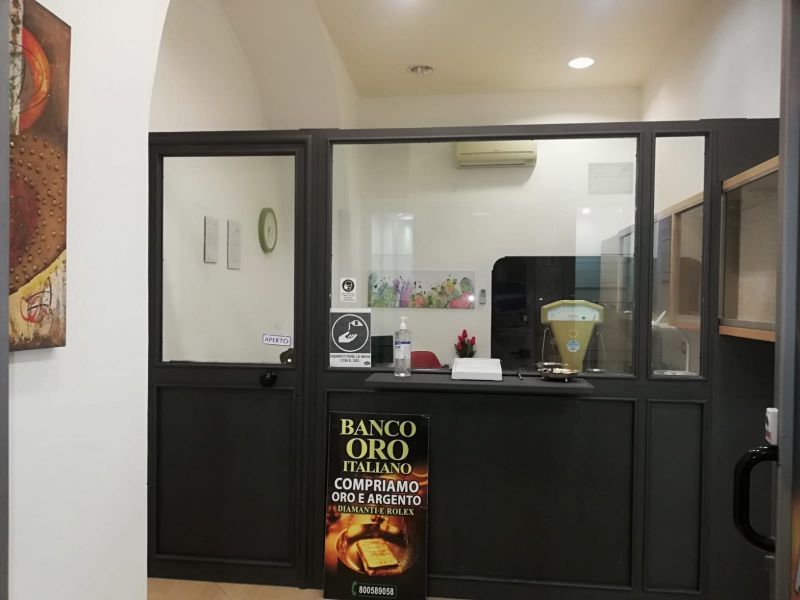 banco di un compro oro con insegna