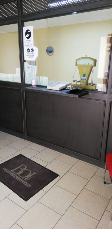 banco di un compro oro con bilancia
