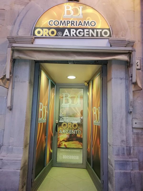 ingresso di un compro oro con insegna