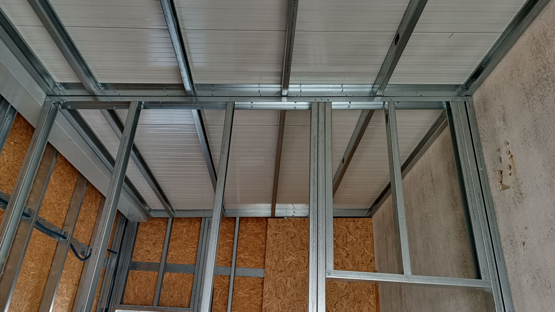 Estrutura metálica para parede e teto. Vista interna mostrando o revestimento de madeira.