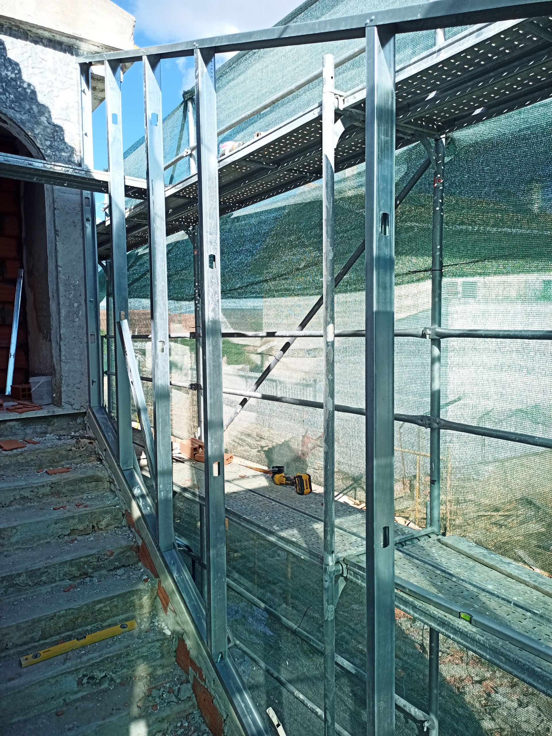 Estrutura metálica para janela ou parede, em canteiro de obras externo.