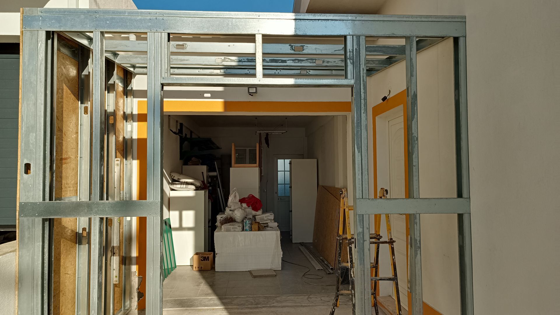 Estrutura metálica da porta com interior visível.