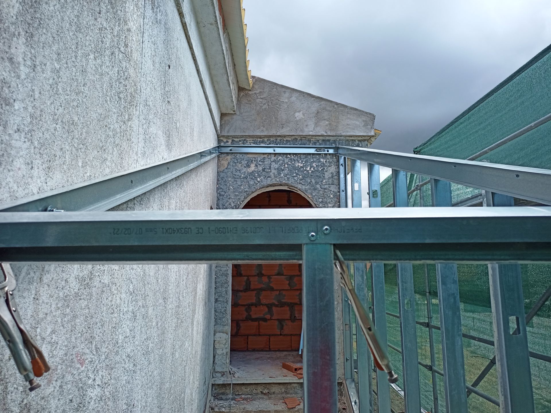 Construção de uma grade e estrutura metálica fixada na parte externa de um edifício.