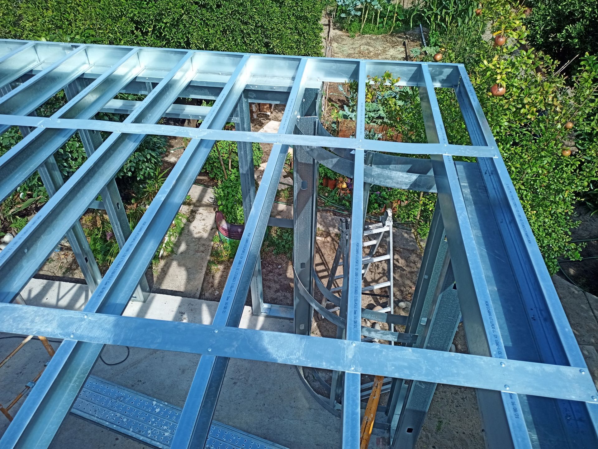 Estrutura metálica, possivelmente para um edifício, com múltiplas vigas e seções abertas, para uso externo.