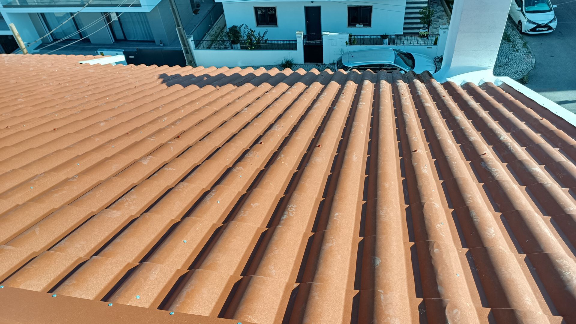 Telhado de telha marrom com uma leve inclinação descendente.