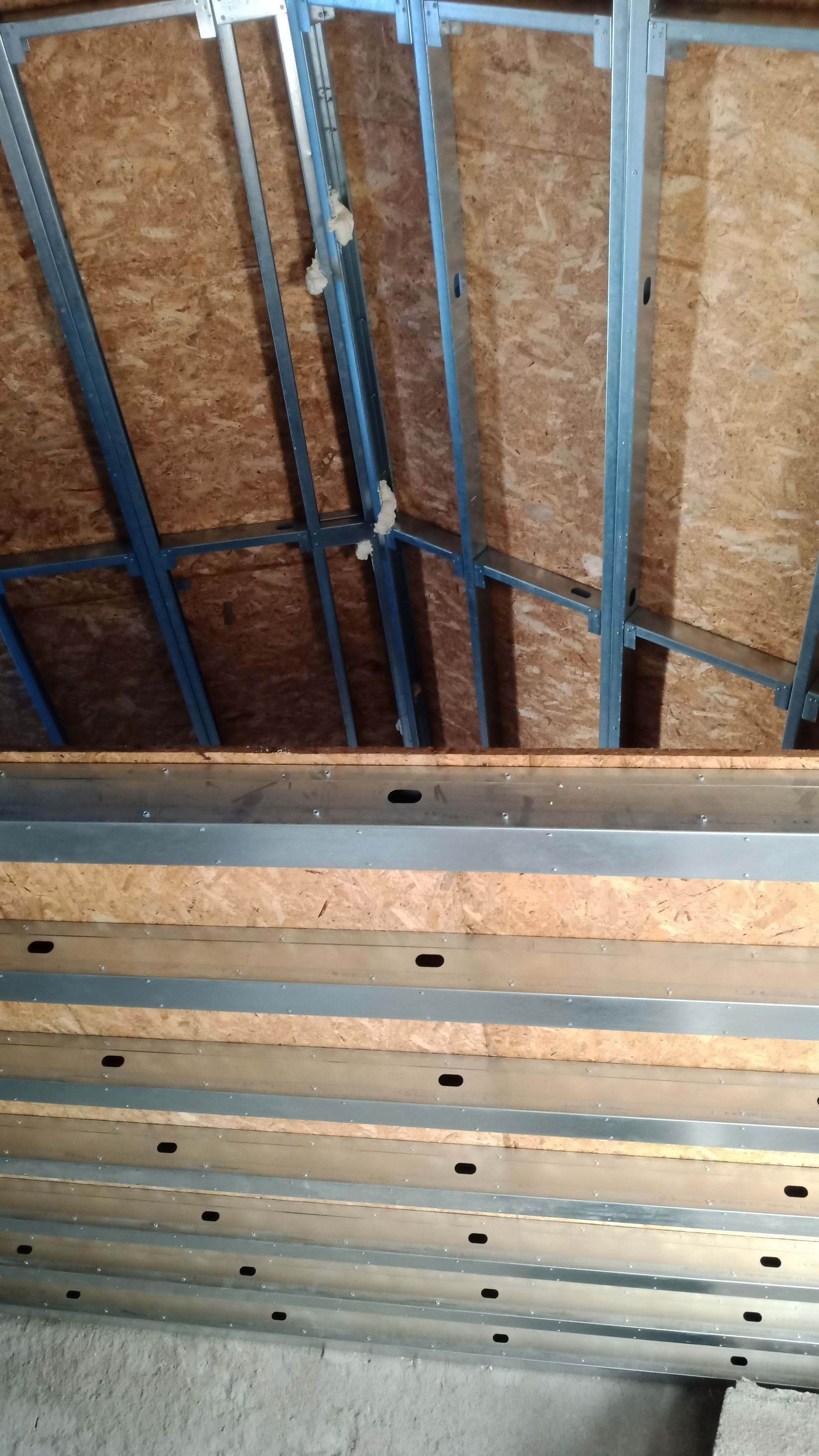 Estrutura metálica com revestimento em OSB, possivelmente para teto ou cobertura.