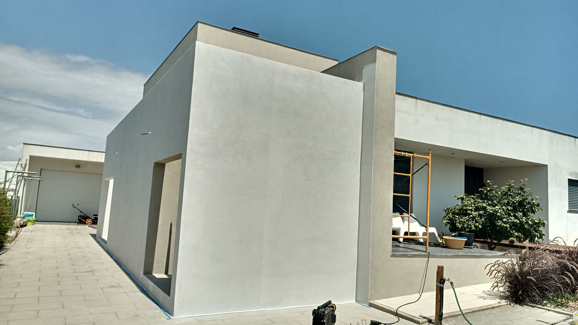 Prédio moderno branco com telhado plano em um dia ensolarado.