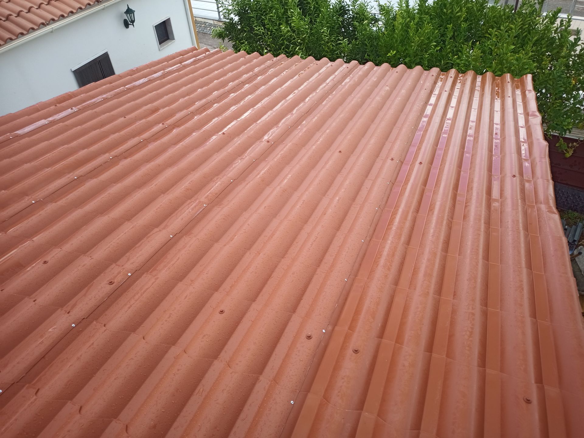 Telhado de zinco vermelho, área externa, vista em ângulo.