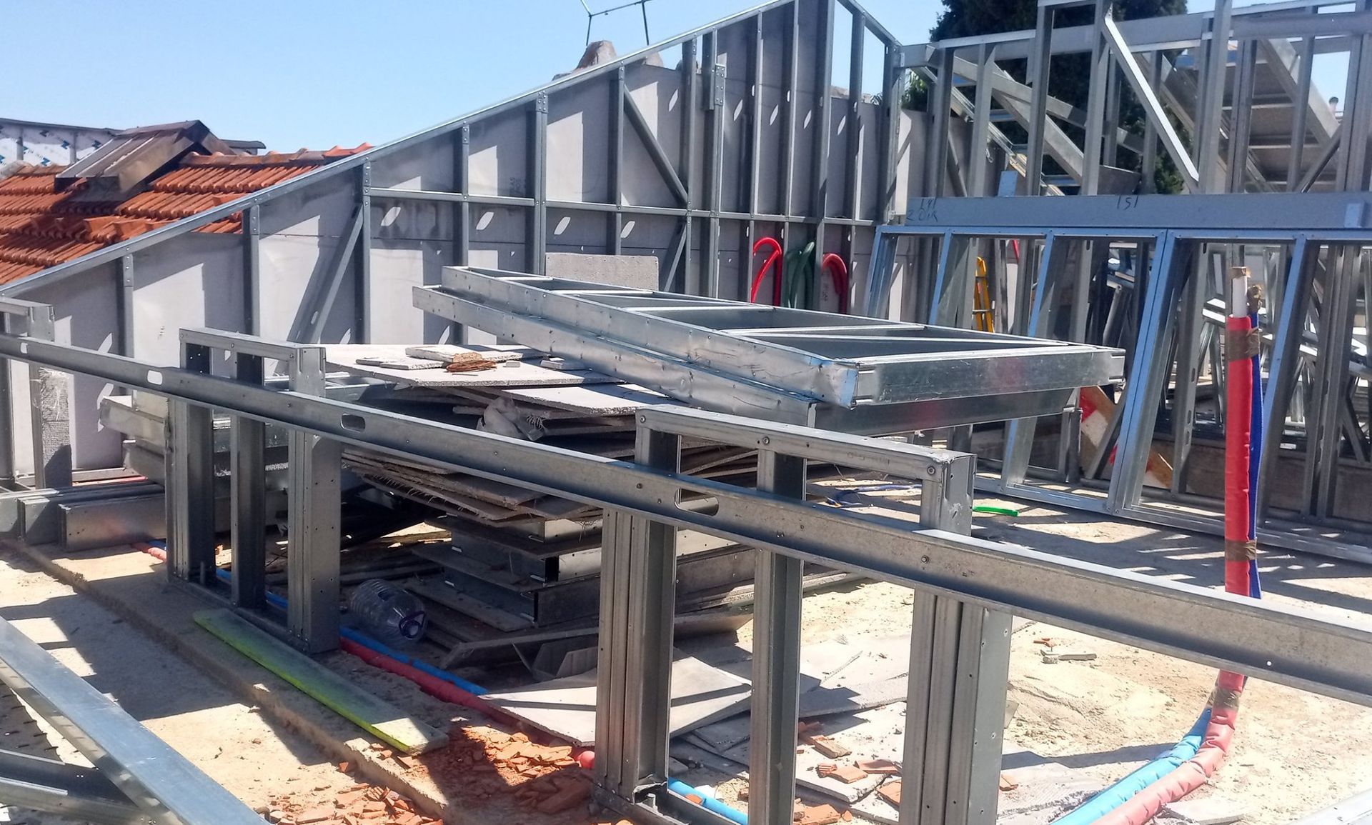 Construção em estrutura de aço de um anexo sobre um telhado.