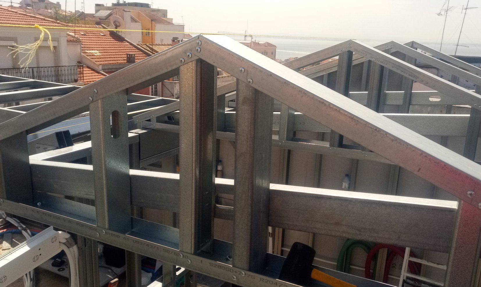 Estrutura metálica de um telhado em um canteiro de obras.