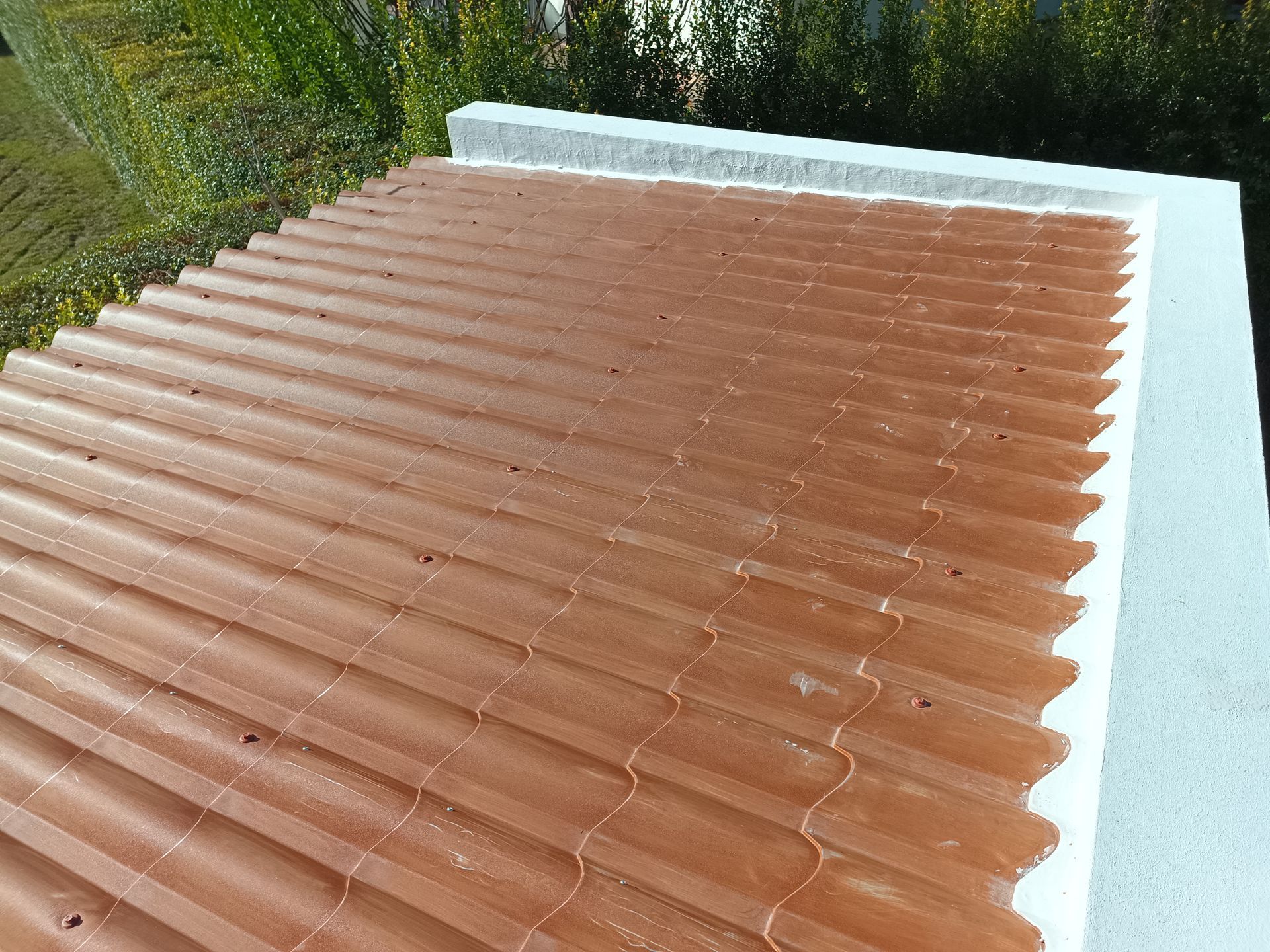 Telhado ondulado marrom com detalhes em branco.