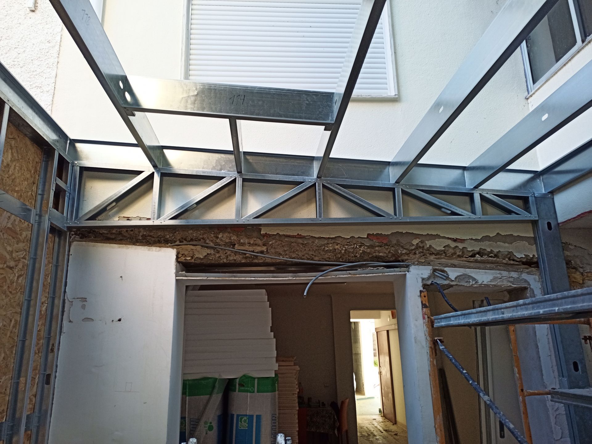 Estrutura de aço em construção, com vista para o interior do edifício.