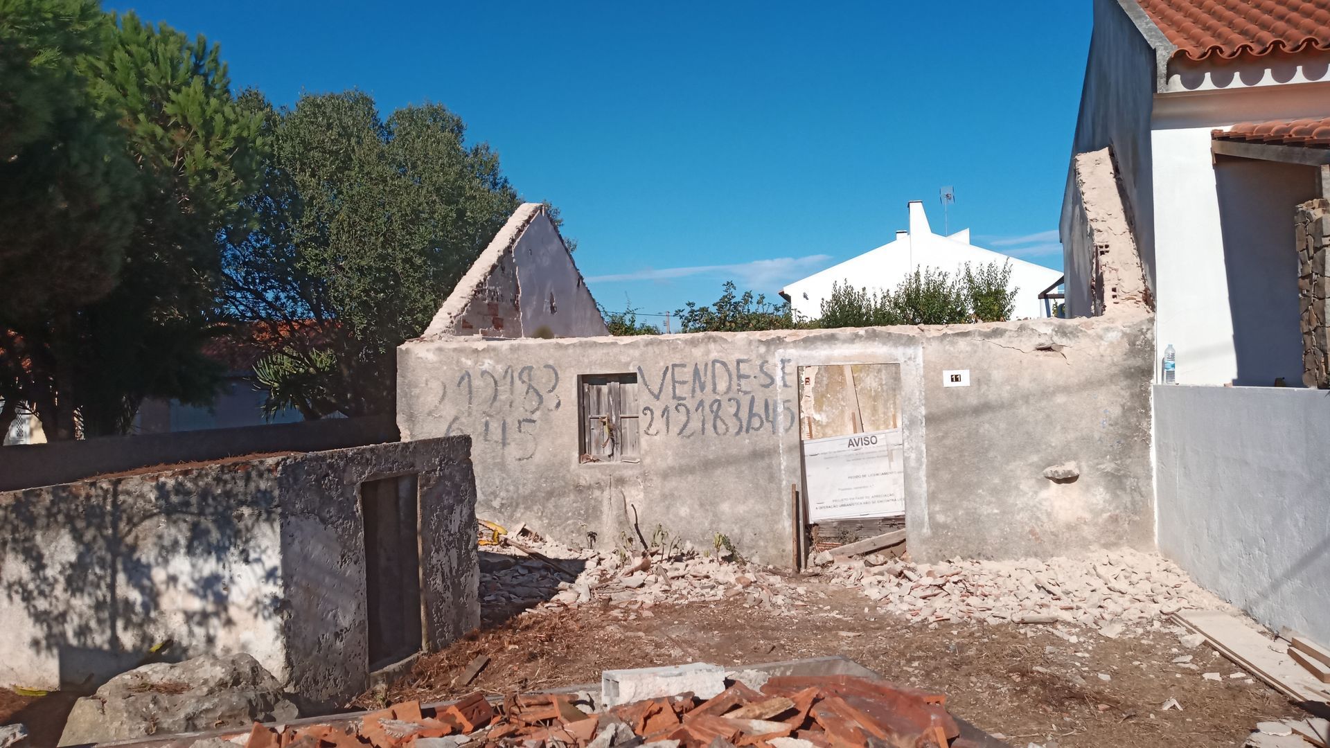 Prédio de concreto em ruínas com grafite 